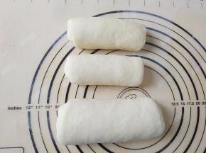 将三个面团全部卷好后盖保鲜膜继续松弛20分钟