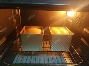 放入提前预热的烤箱下层，上下管180度烘烤30分钟
