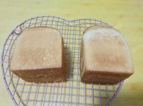 烘烤结束后出炉，轻震一下，脱模侧放在烤架上，凉至手温后密封保存