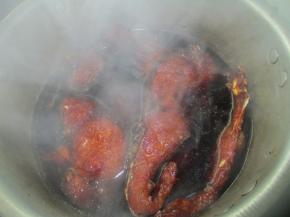 把生姜、八角、香葱、茴香、辣椒、老抽、生抽、糖放进锅里煮开，加入上一步的爆鱼