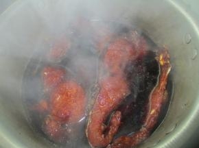 把生姜、八角、香葱、茴香、辣椒、老抽、生抽、糖放进锅里煮开，加入上一步的爆鱼