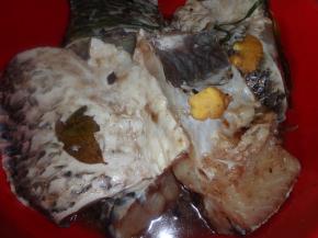 青鱼刮鳞去除内脏，并洗清干净，再分成几大块，加入盐、香叶、白酒、生姜、生抽腌上八小时左右