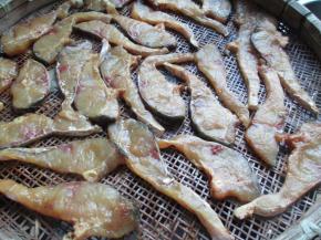 把腌过的鱼洗干净，然后切成片，放在通风处吹干