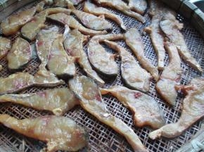 把腌过的鱼洗干净，然后切成片，放在通风处吹干