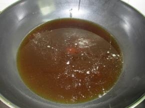 锅里加入油，烧热