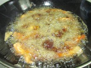 等到一分钟后轻轻的用筷子推动一下鱼片，以免粘在一起