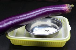 准备食材：紫茄子约600克、裹炸粉、香葱、五香粉等食材