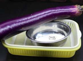 准备食材：紫茄子约600克、裹炸粉、香葱、五香粉等食材