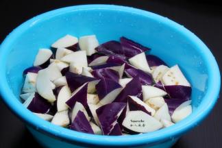 茄子切角块，放入清水浸泡5分钟；