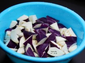 茄子切角块，放入清水浸泡5分钟；