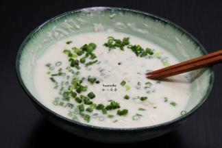 利用腌制茄块的时候，把裹炸粉、盐、香葱、适量的水拌均成浆；