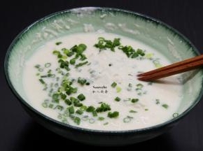 利用腌制茄块的时候，把裹炸粉、盐、香葱、适量的水拌均成浆；