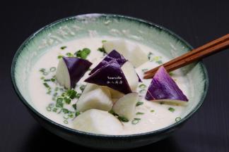 把腌制好的茄块放入面浆中均匀裹上浆；