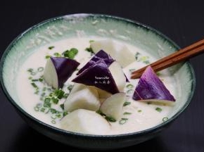 把腌制好的茄块放入面浆中均匀裹上浆；