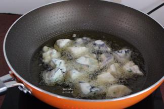 锅中倒入适量的花生油，油温160度左右，放入裹好浆的茄块；