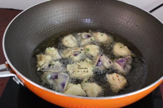 炸至表面酥黄即可捞出，用吸油纸把多余的油吸干。