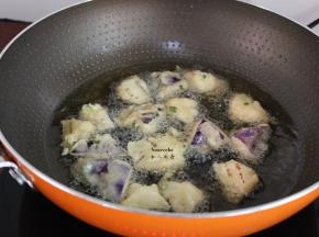 炸至表面酥黄即可捞出，用吸油纸把多余的油吸干。