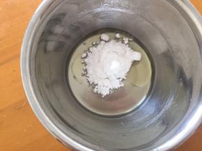 糖粉和蛋清混合