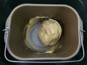 加入软化的黄油，继续和面30分钟