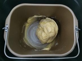 加入软化的黄油，继续和面30分钟