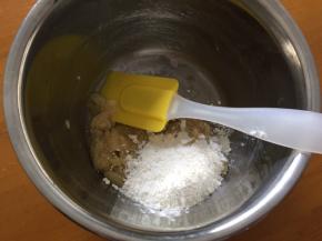 加入低筋面粉，搅拌均匀，静置半小时