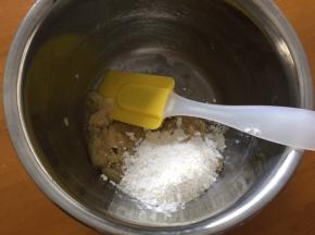 加入低筋面粉，搅拌均匀，静置半小时