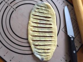 用锋利的小刀划出口，露出豆沙，但不要划到底哦！