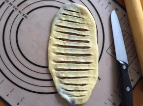 用锋利的小刀划出口，露出豆沙，但不要划到底哦！
