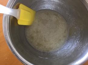 加入玉米油搅拌均匀，不要过度搅拌哦