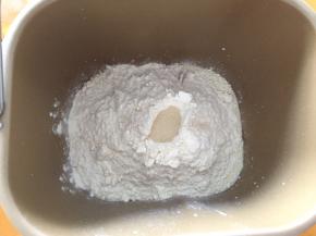 将黄油以上的全部材料放入面包机，和面20分钟