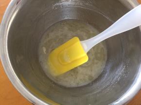 不要搅拌，用压的方式将糖粉和蛋清混合均匀