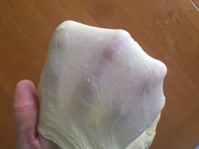 面团能拉出薄膜即可，也可以到扩展阶段就可以了，在面包机中发酵