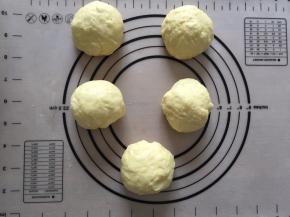 拿出面团分成均等的5份，盖上保鲜膜静置松弛20分钟