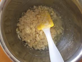 加入杏仁片，轻轻搅拌均匀，