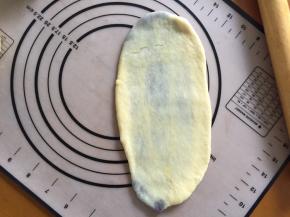 收口朝下，用擀面棒擀成椭圆形