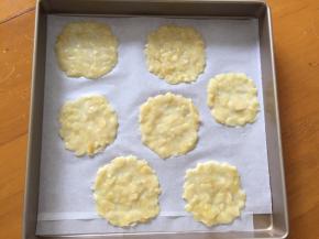 放入烤盘，用勺子摊均匀，放入预热好的烤箱160度中层，10分钟