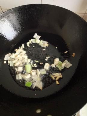 热锅入油小炒蒜