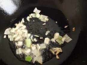 热锅入油小炒蒜