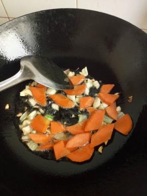 加入胡萝卜翻炒