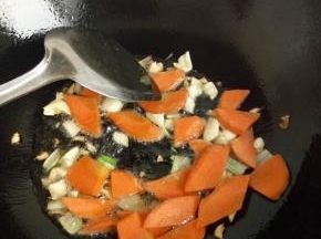 加入胡萝卜翻炒