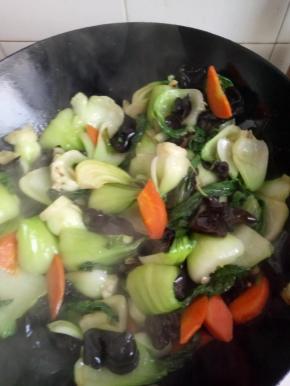 加入盐加入生抽翻炒均匀