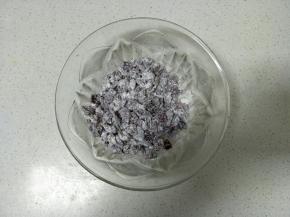 蔓越莓切碎，加少量的低粉拌匀