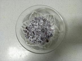 蔓越莓切碎，加少量的低粉拌匀