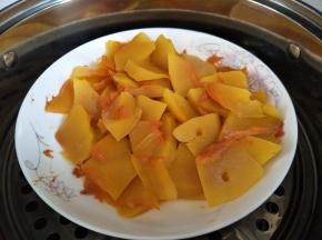 南瓜去皮切块上锅蒸熟