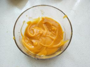 将南瓜泥、玉米油、20g糖搅拌至糖融化