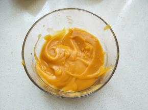 将南瓜泥、玉米油、20g糖搅拌至糖融化