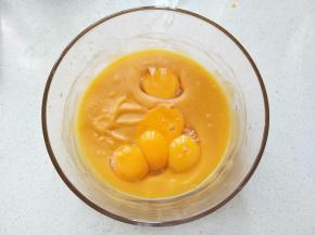 加入蛋黄，搅拌均匀