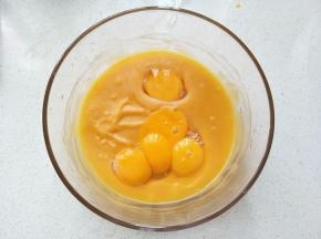 加入蛋黄，搅拌均匀