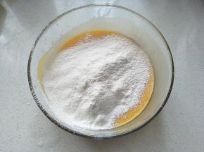 筛入低粉，不规则搅拌均匀