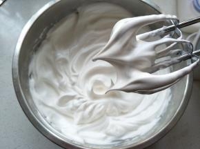 预热烤箱。蛋白中加1克的盐调味，分三次加入白砂糖，将蛋白打发至硬性发泡，提

起打蛋器是小直角就可以了